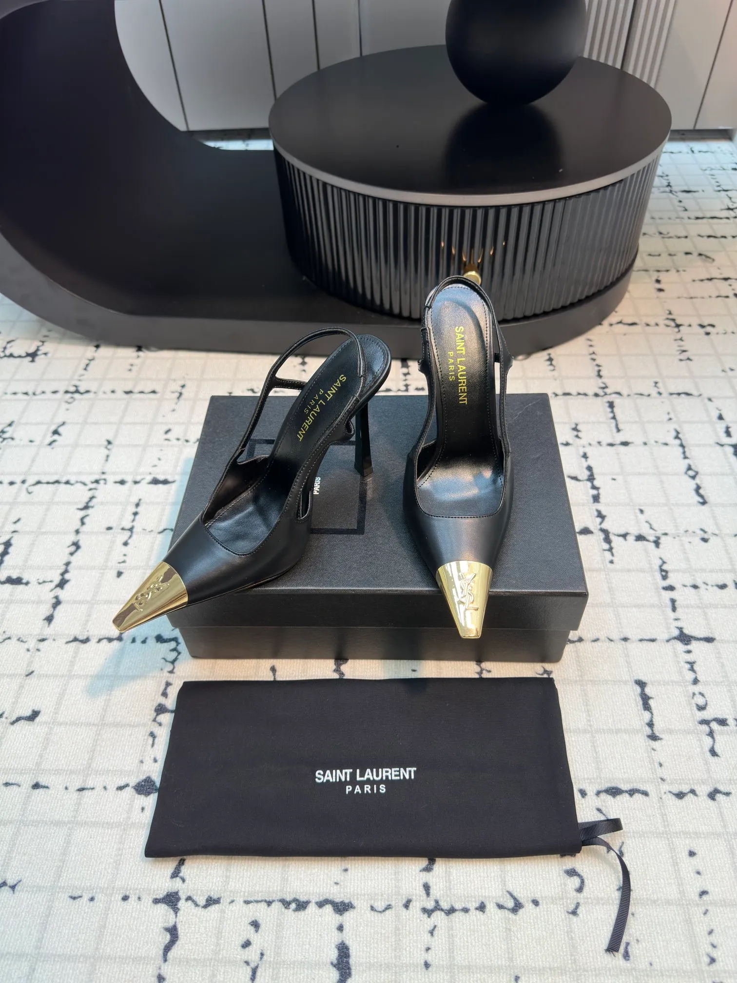 👟👟Ex-factory price 560👟👟 laurent 2025 spring and summer new YSL small gold-toed high heels, very stable on the foot, super heeling, feel free to buy! The heel is custom-made from a new mold. It is an exclusive heel. The height is the same as the original one to distinguish various incorrect versions! High-end sexy, ysl still understands women best❤️ Upper: Silk Lining: Sheepskin Sole: Italian genuine leather outsole Size: 35/40 (40 is custom-made and cannot be returned or exchanged)